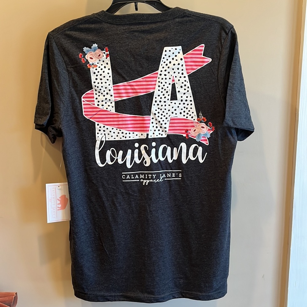 🌷3 Tops for $18 NWT Calamity Jane’s Apparel Louisiana Charcoal Gray SS Tee, Sz M